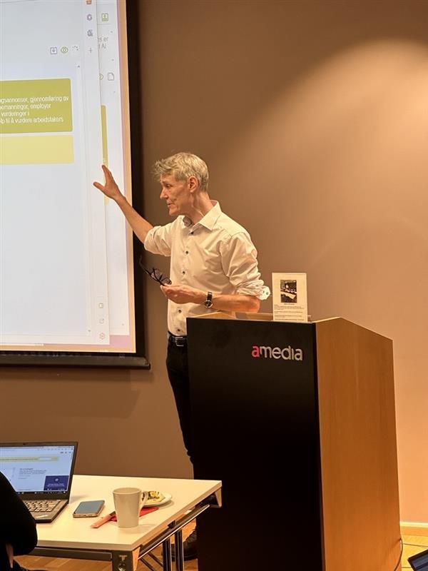 Bj&oslash;rn Taale Sandberg underviser