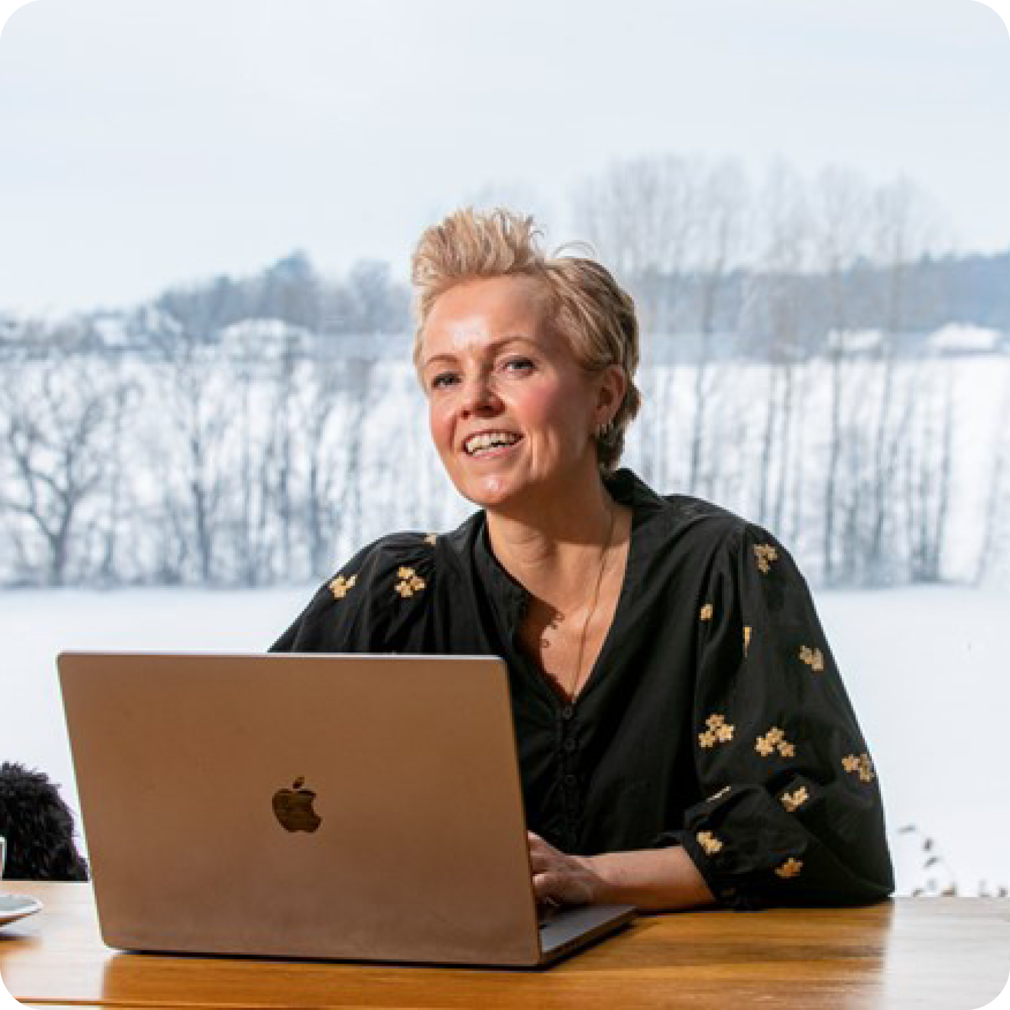 Cathrine Abrahamsen ved PC